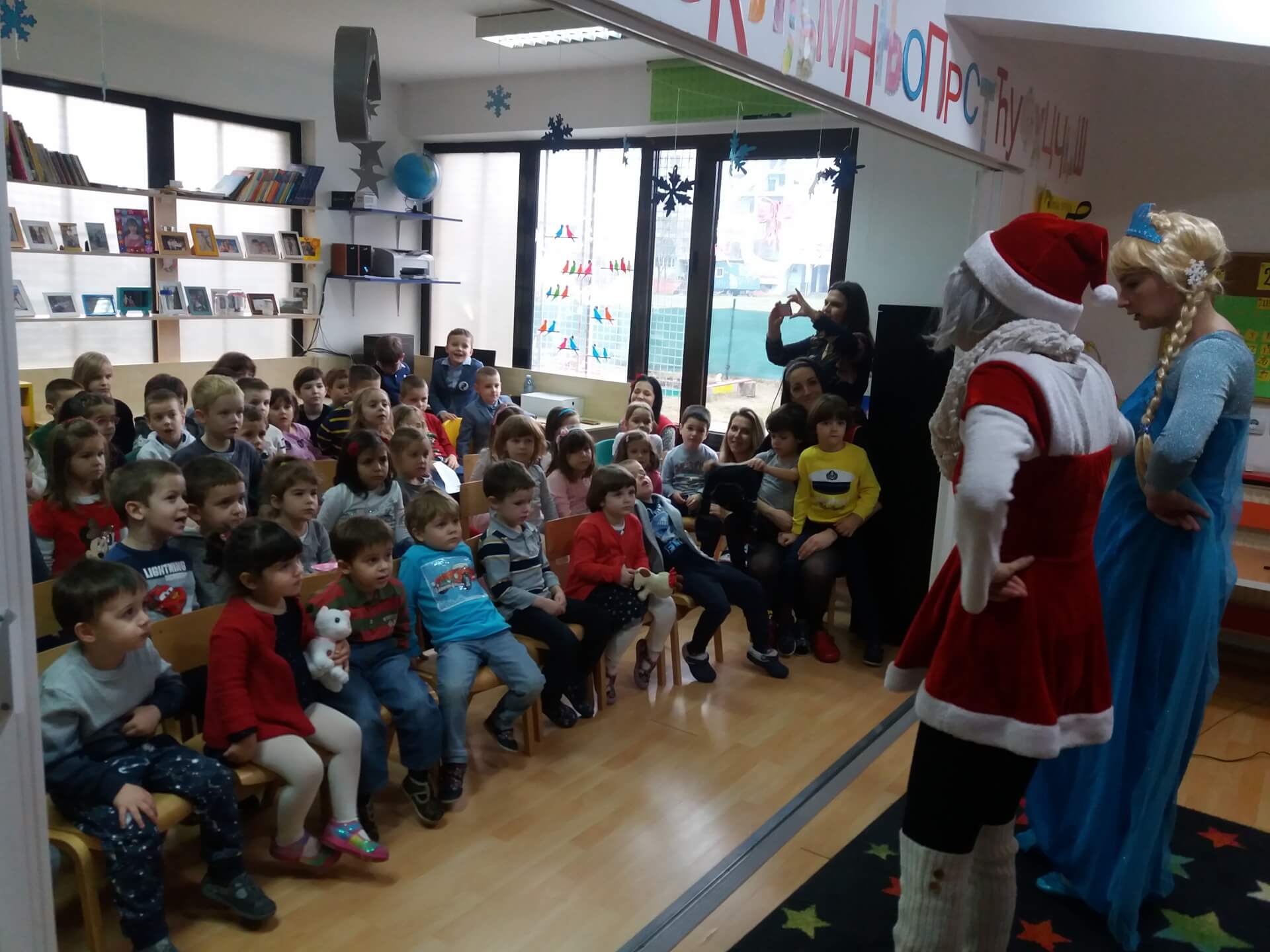 Novogodišnja predstava i dodela paketića deci