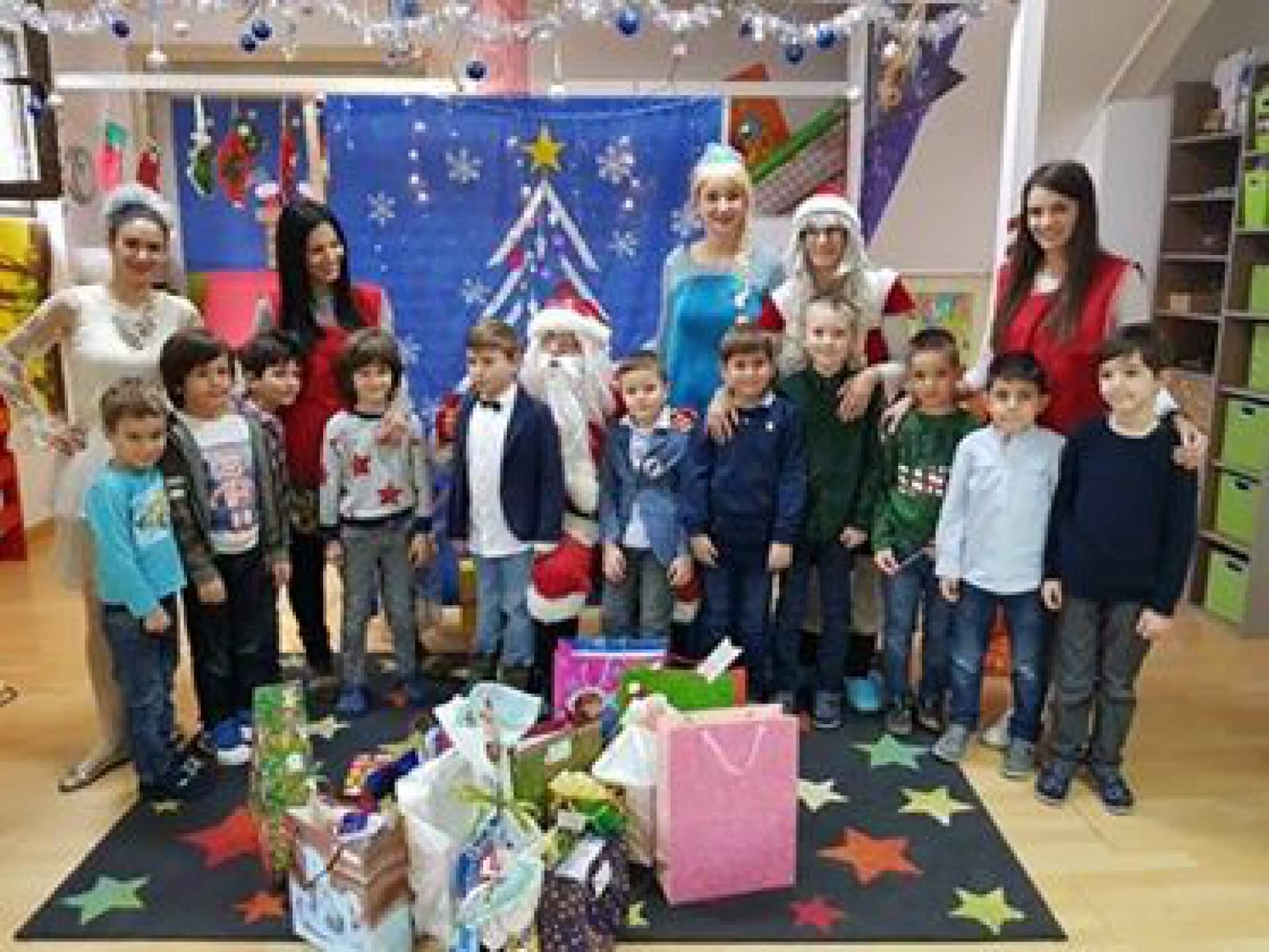 Novogodišnja predstava i dodela paketića deci